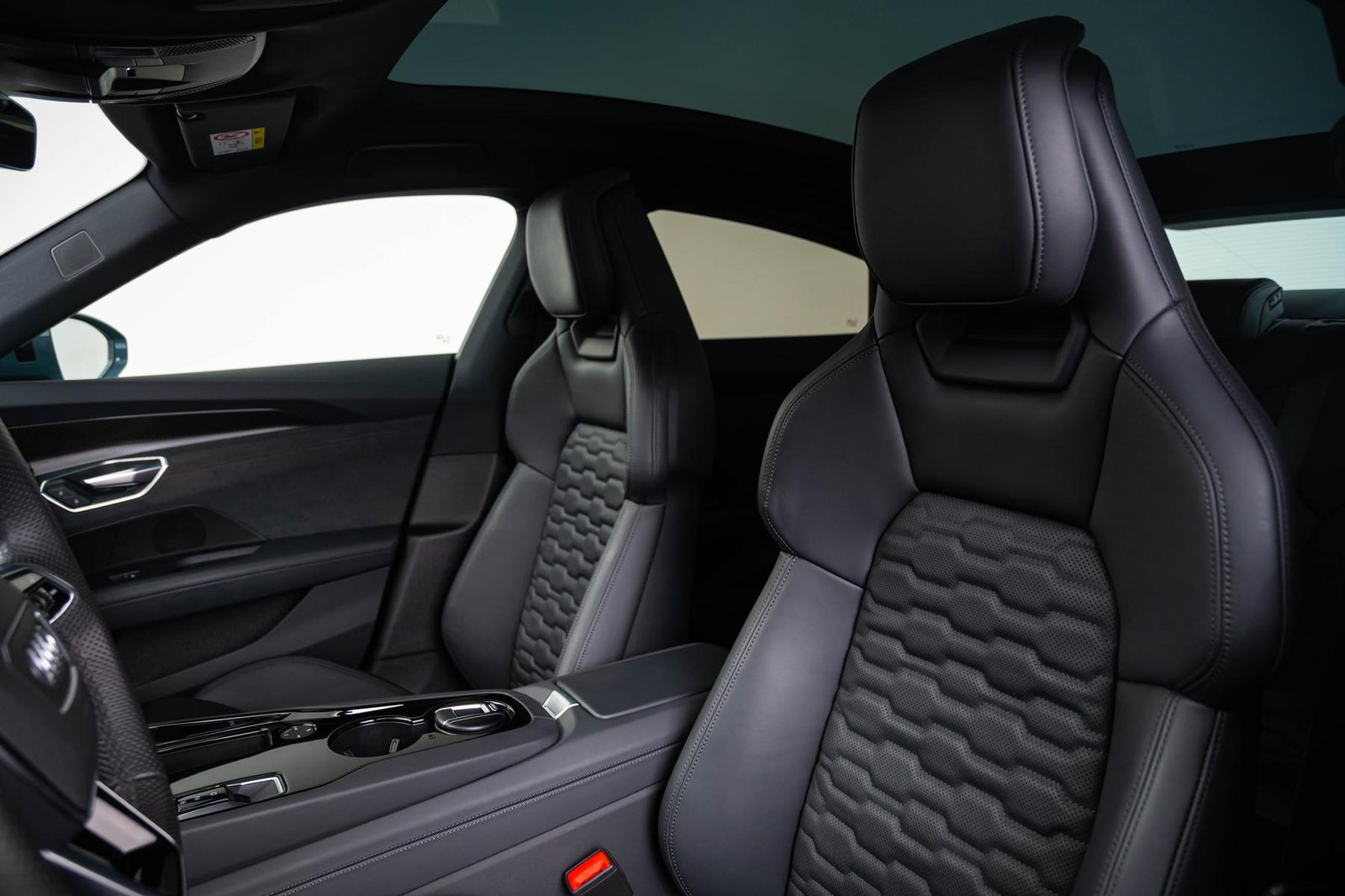 Audi e-tron GT quattro interieur.jpg