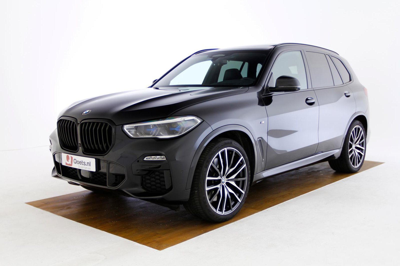 BMW-X5-M50i-Saphirschwarz-Voorkant.jpg
