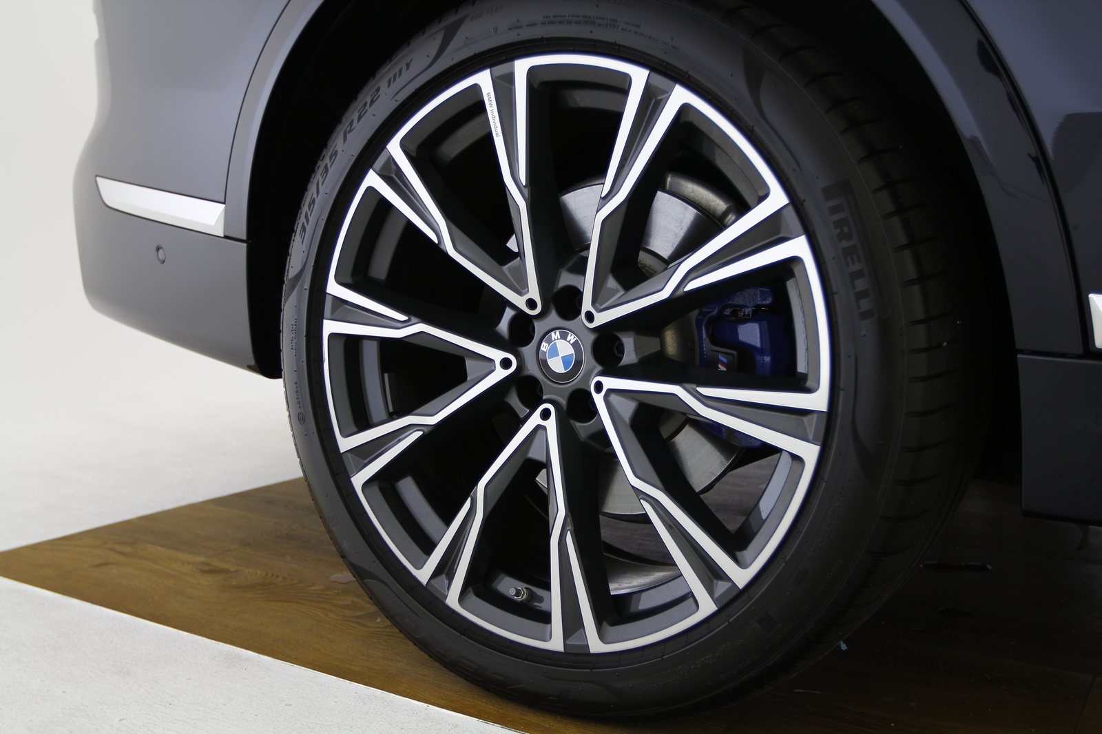 BMW - X7 Styling 758I.JPG