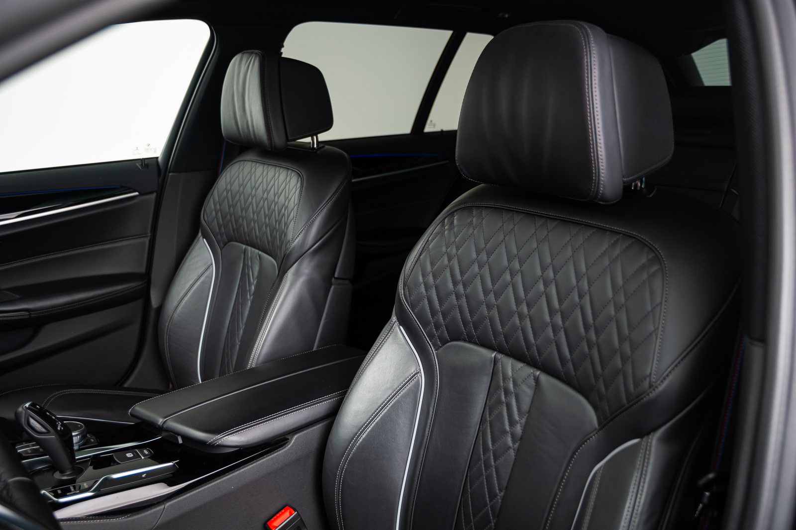 BMW 5 Serie -456 - Comfortstoelen voor.jpg