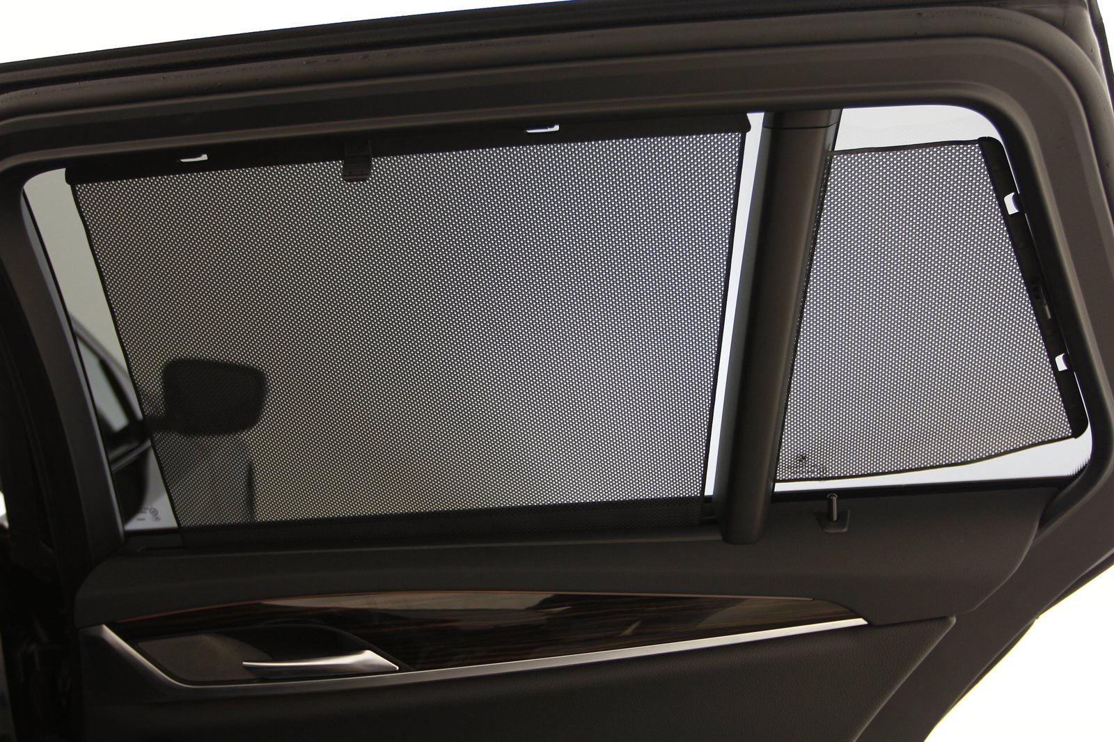 BMW 5 Serie 416 - Handbediende zonneschermen voor achterportierramen.JPG