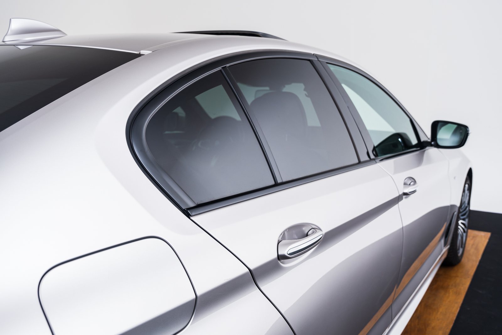 BMW 5 Serie Sedan - 760 - BMW Individual hoogglans Shadow sierlijsten.jpg