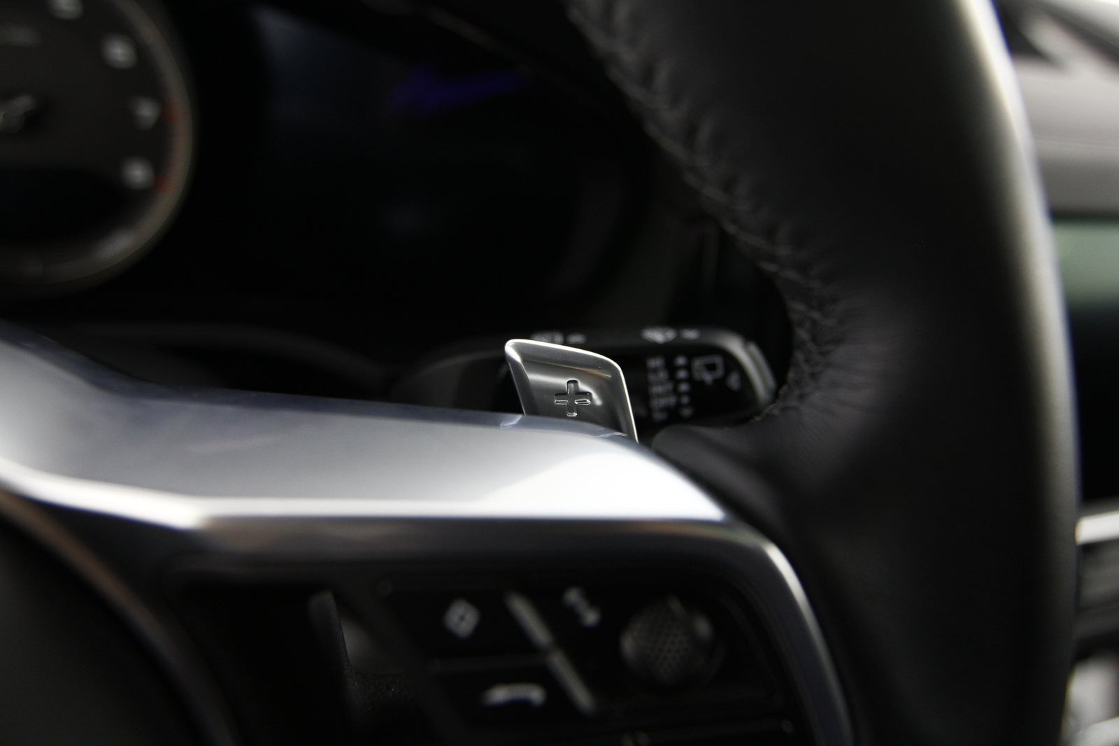 Porsche - Cayenne E-Hybrid - DA47982 - Teaser - Interieur (30).JPG