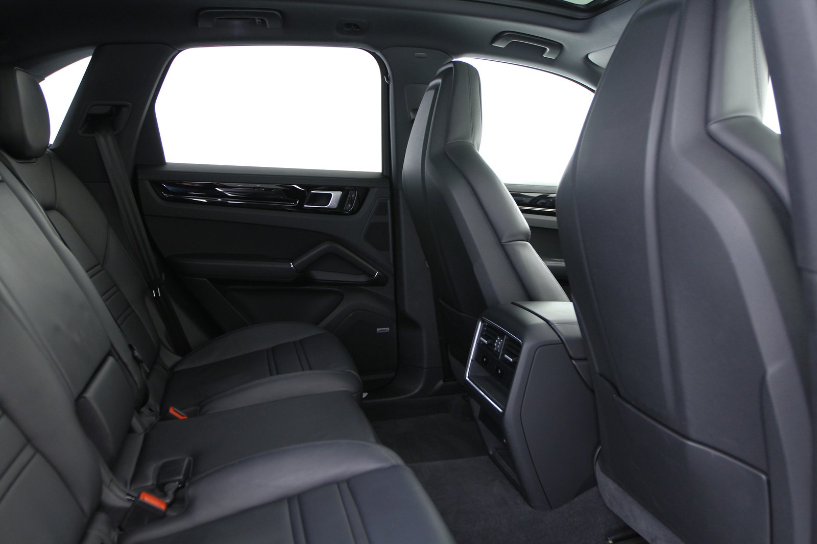 Porsche - Cayenne S - DA62048 - Teaser - Interieur - (10).JPG
