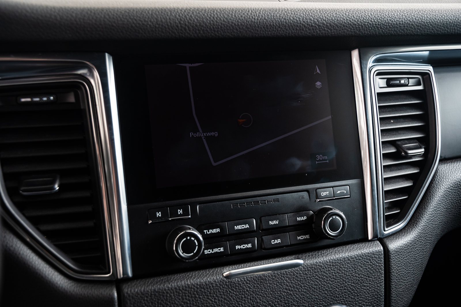 Porsche - Macan - LB06271 - Teaser - Interieur (8).jpg