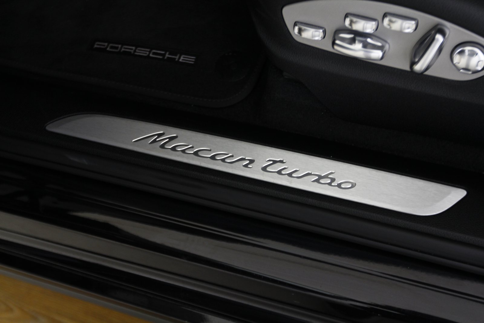 Porsche - Macan Turbo - LB71594 - Teaser - Interieur (4).JPG