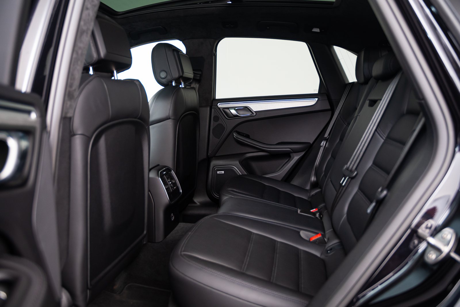 Porsche - Macan Turbo - LB71594 - Teaser - Interieur (41).jpg